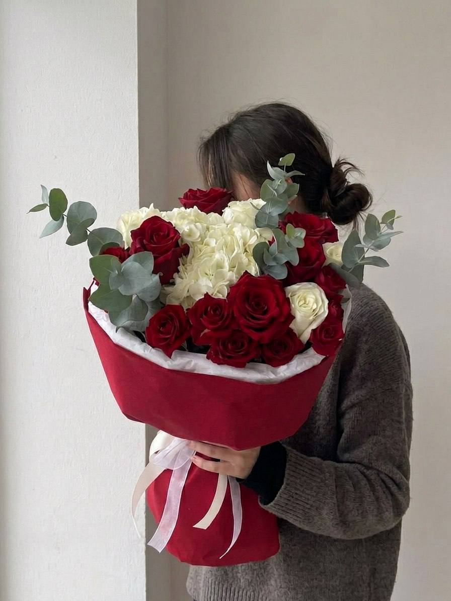 Авторский букет «Алый шёпот страсти»